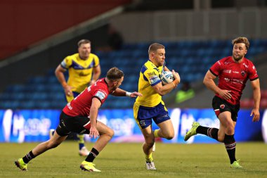 Warrington Wolves takımından Matt Dufty, Salford Red Devils ile Warrington Wolves maçının 17 'nci turunda Salford Red Devils, Eccles, İngiltere' de oynanan Salford Red Devils maçında Salford Red Devils 'den Ryan Brierley' e baskı yapıyor.