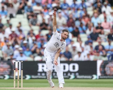 İngiltere 'den Chris Woakes, İngiltere' nin Birmingham kentinde oynanan 2. Rothesay Test Maçı 'nda ikinci vuruşlara başlamak üzere topu teslim ediyor.