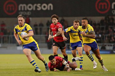 Warrington Wolves 'tan Ben Currie, Salford Red Devils' in 17. Maçı sırasında Salford Red Devils vs Warrington Wolves 'a karşı Salford Community Stadyumu, Eccles, Birleşik Krallık' ta oynanan 4 Temmuz 2025 karşılaşmasında Salford Red Devils 'den Tiaki Chan' dan kaçtı.