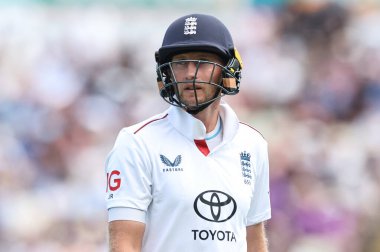 İngiltere 'den Joe Root, 2. Rothesay Test Maçı' nda işten çıkarıldıktan sonra İngiltere 'nin Hindistan' a karşı Edgbaston, Birmingham, İngiltere 'de 3.