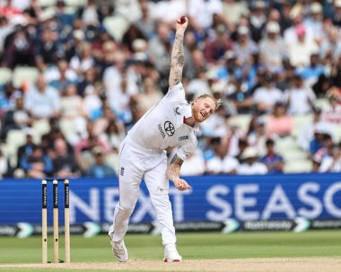 İngiltere kaptanı Ben Stokes topu 2. Rothesay Test Maçı 'nda 4. İngiltere' ye karşı Hindistan Edgbaston, Birmingham, Birleşik Krallık 'ta 5 Temmuz 2025' te veriyor.
