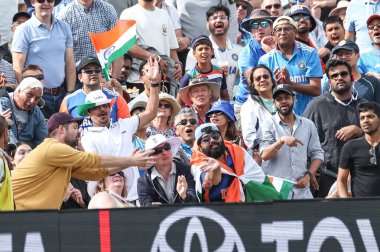 Taraftarlar 2. Rothesay Test Maçı 'nda Hindistan' ın Edgbaston, Birmingham, İngiltere 'de oynanan 4.