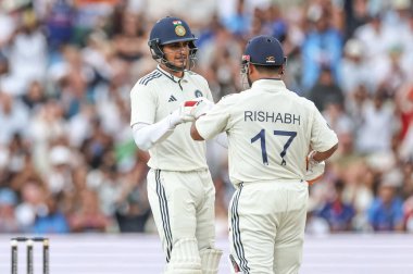 Hindistan kaptanı Shubman Gill, İngiltere 'nin Edgbaston, Birmingham, İngiltere' de 5 Temmuz 2025 'te oynanan 2. Rothesay Test Maçı' nda Hintli Rishabh Pant ile yarım yüzyıl (50 koşu) kutluyor.