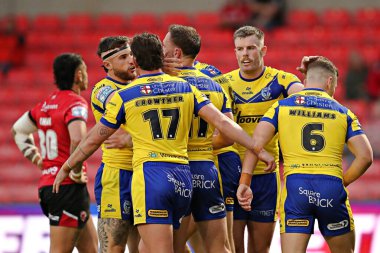 Warrington Wolves takımından James Harrison, Salford Community Stadyumu 'nda oynanan 17. Salford Red Devils - Warrington Wolves maçında denemesini kutluyor.