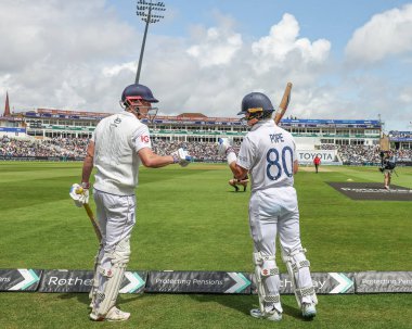 İngiltere 'den Harry Brook ve Ollie Pope, 5. Rothesay Test Maçı' nın 5. gününde İngiltere 'nin Hindistan' a karşı Edgbaston, Birmingham, İngiltere 'de 6 Temmuz 2025' te vuruşunu yaparken yumruk tokuşturuyorlar.
