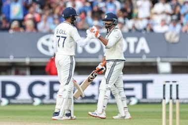 Hintli Ravindra Jadeja, İngiltere 'nin Edgbaston, Birmingham, İngiltere' de oynanan 2. Rothesay Test Maçı 'nda (50 koşu) yarım yüzyıl (50 koşu) kutluyor.