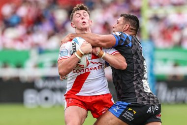 Hull KR 'dan Jack Broadbent, 17. Betfred Süper Ligi karşılaşmasında Ryan Hall of Leeds Rhinos tarafından yenildi. Hull KR, Leeds Rhinos' a karşı Sewell Group Craven Park, Kingston upon Hull, Birleşik Krallık, 6 Temmuz 2025