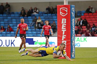 Warrington Wolves 'tan Matt Dufty, Salford Community Stadyumu, Eccles, İngiltere' de oynanan 17. Salford Red Devils - Warrington Wolves maçında opneing denemesini yaptı.