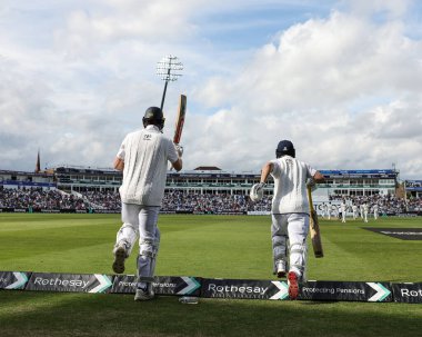 İngiltere 'den Zak Crawley ve Ben Duckett, İngiltere' nin Birmingham şehrinde 5 Temmuz 2025 'te oynanan 4. Rothesay Test Maçı' nda 608 koşu yaparak kazandılar.