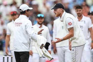 İngiltere kaptanı Ben Stokes, İngiltere 'nin Birmingham kentinde oynanan 2. Rothesay Test Maçı 3. İngiltere - Hindistan maçı sırasında Hintli Yashasvi Jaiswal' ın kalesinde hakem ile iki çift laf etti.