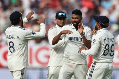 Hindistan 'dan Muhammed Siraj, İngiltere' den Shoaib Bashir 'i 2. Rothesay Test Maçı' nda aldığı 6 'ncı kalesini kutluyor. 3' üncü gün İngiltere - Hindistan Edgbaston, Birmingham, Birleşik Krallık, 4 Temmuz 2025