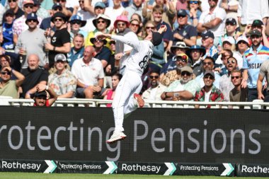 İngiltere 'den Harry Brook, İngiltere' nin Birmingham kentinde oynanan 2. Rothesay Test Maçı 'nda 6 puan alan Hindistan kaptanı Shubman Gill' i yakalayamadı.