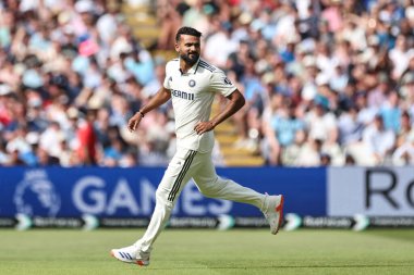 Hindistan 'ın Akash Deep' i, İngiltere 'nin Harry Brook' un 2. Rothesay Test Maçı 'nda 3. Hindistan' a karşı Edgbaston, Birmingham, Birleşik Krallık 'ta 4 Temmuz 2025' te oynadığı karşılaşmada attığı şutu kutluyor.