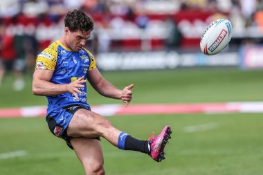 Leeds Rhinos takımından Brodie Croft 17. Betfred Süper Ligi karşılaşmasında ısınma turunda Hull KR, Leeds Rhinos 'a karşı Sewell Group Craven Park' ta, Kingston üzerine Hull, İngiltere, 6 Temmuz 2025