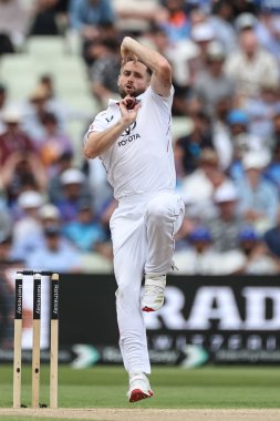 İngiltere 'den Chris Woakes, İngiltere' nin Birmingham kentinde oynanan 2. Rothesay Test Maçı 'nda ikinci vuruşlara başlamak üzere topu teslim ediyor.