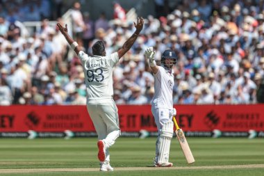 Hindistan 'dan Jasprit Bumrah İngiltere' den Zak Crawley 'in kalesi için çağrıda bulundu ama kısa bir süre sonra 3. Rothesay Test Maçı' nda İngiltere Hindistan 'a karşı Lords, Londra, Birleşik Krallık' ta 10 Temmuz 2025 'te oynanan 1.