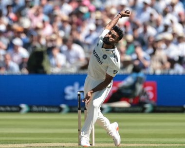 Hindistan 'ın Akash Deep takımı topu 3. Rothesay Test Maçı' nda veriyor. 1. İngiltere Hindistan 'a karşı Lords, Londra, İngiltere, 10 Temmuz 2025