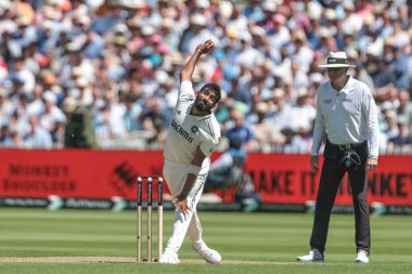 Hintli Jasprit Bumrah topu 3. Rothesay Test Maçı 'nda veriyor. 1. İngiltere Hindistan - Lords, Londra, İngiltere, 10 Temmuz 2025