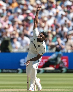 Hindistan 'ın Akash Deep takımı topu 3. Rothesay Test Maçı' nda veriyor. 1. İngiltere Hindistan 'a karşı Lords, Londra, İngiltere, 10 Temmuz 2025