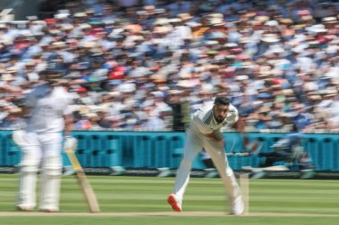 Hindistan 'ın Akash Deep takımı topu 3. Rothesay Test Maçı' nda veriyor. 1. İngiltere Hindistan 'a karşı Lords, Londra, İngiltere, 10 Temmuz 2025