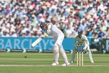 İngiltere 'den Joe Root, 3. Rothesay Test Maçı 1. İngiltere - Hindistan maçı sırasında Londra, İngiltere, 10 Temmuz 2025' te topa vuruyor.