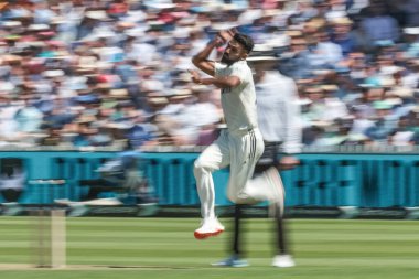 Hindistan 'ın Akash Deep takımı topu 3. Rothesay Test Maçı' nda veriyor. 1. İngiltere Hindistan 'a karşı Lords, Londra, İngiltere, 10 Temmuz 2025