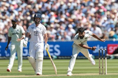 Hindistan 'ın Akash Deep takımı topu 3. Rothesay Test Maçı' nda veriyor. 1. İngiltere Hindistan 'a karşı Lords, Londra, İngiltere, 10 Temmuz 2025