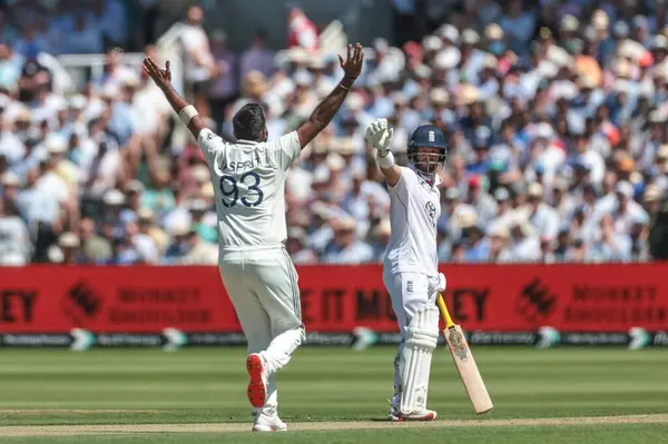 Hindistan 'dan Jasprit Bumrah İngiltere' den Zak Crawley 'in kalesi için çağrıda bulundu ama kısa bir süre sonra 3. Rothesay Test Maçı' nda İngiltere Hindistan 'a karşı Lords, Londra, Birleşik Krallık' ta 10 Temmuz 2025 'te oynanan 1.