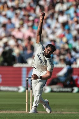 Hindistan 'dan Nitish Kumar Reddy, topu 3. Rothesay Test Maçı' nda veriyor. 1. İngiltere - Hindistan - Lords, Londra, İngiltere, 10 Temmuz 2025