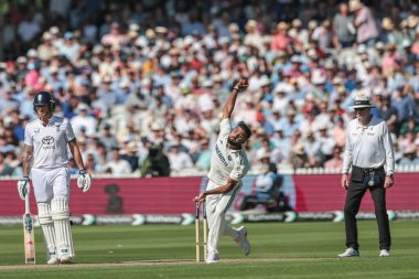 Hindistan 'ın Akash Deep takımı topu 3. Rothesay Test Maçı' nda veriyor. 1. İngiltere Hindistan 'a karşı Lords, Londra, İngiltere, 10 Temmuz 2025