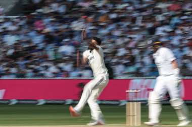 Hindistan 'ın Akash Deep takımı topu 3. Rothesay Test Maçı' nda veriyor. 1. İngiltere Hindistan 'a karşı Lords, Londra, İngiltere, 10 Temmuz 2025