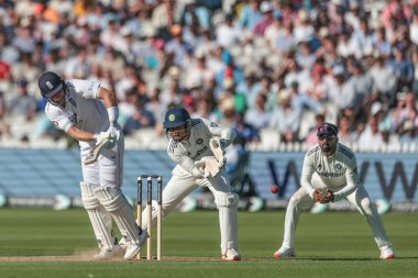 İngiltere 'den Joe Root, 3. Rothesay Deneme Maçı 1. İngiltere - Hindistan maçı sırasında 10 Temmuz 2025' te Lords, Londra, İngiltere 'de iki koşu yaptı.
