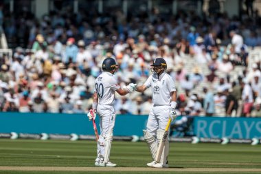İngiltere 'den Ollie Pope ve Joe Root, İngiltere 3. Rothesay Test Maçı 1. İngiltere - Hindistan maçı sırasında 10 Temmuz 2025' te Lord, Londra, İngiltere 'de 100 koşu yaparken yumruk tokuşturdular.
