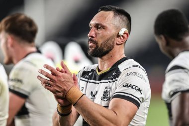 Hull FC 'den Jordan Rapana, Betfred Süper Lig' de oynanan 18. Maç sonrasında MKM Stadyumu, Hull, İngiltere 'de oynanan Hull FC-Wakefield Trinity maçında taraftarları alkışlıyor.