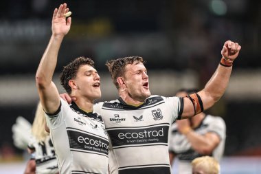 Hull FC 'den Lewis Martin ve Hull FC' den Liam Knight, 10 Temmuz 2025 'te MKM Stadyumu, Hull, İngiltere' de oynanan Betfred Süper Lig karşılaşmasında kazandıkları galibiyeti kutluyorlar.