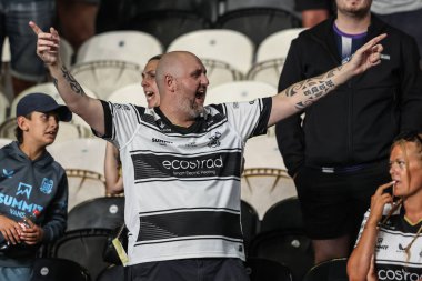 Hull FC taraftarları, 10 Temmuz 2025 'te İngiltere' nin Hull Stadyumu 'nda oynanan 18. Betfred Süper Ligi karşılaşmasında Hull FC' nin Wakefield Trinity 'ye karşı kazandığı galibiyeti kutluyorlar.