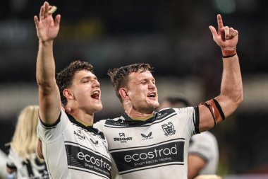 Hull FC 'den Lewis Martin ve Hull FC' den Liam Knight, 10 Temmuz 2025 'te MKM Stadyumu, Hull, İngiltere' de oynanan Betfred Süper Lig karşılaşmasında kazandıkları galibiyeti kutluyorlar.