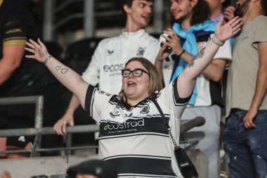 Hull FC taraftarları, 10 Temmuz 2025 'te İngiltere' nin Hull Stadyumu 'nda oynanan 18. Betfred Süper Ligi karşılaşmasında Hull FC' nin Wakefield Trinity 'ye karşı kazandığı galibiyeti kutluyorlar.