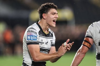 Hull FC 'den Lewis Martin, Betfred Süper Lig' in 18. Maçı 'nda oynanan maçtan sonra taraftarları alkışlıyor. Hull FC, Wakefield Trinity' ye karşı, MKM Stadyumu, Hull, İngiltere, 10 Temmuz 2025