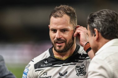 Brian Carney, 18. Betfred Süper Lig karşılaşmasında Hull FC - Wakefield Trinity maçında Hull FC 'den Aidan Sezer ile konuşuyor.