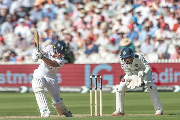 Hindistan 'dan Rishabh Pant topu Washington Sundar' dan topluyor. İngiltere kaptanı Ben Stokes 3. Rothesay Test Maçı 'nda vuruş yapıyor ve ıskalıyor. 1.