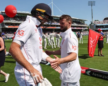 İngiltere 'den Ben Duckett, 3. Rothesay Test Maçı' nda İngiltere kaptanı Ben Stokes 'a iyi şanslar diler. İngiltere - Hindistan - Lords, Londra, İngiltere, 11 Temmuz 2025