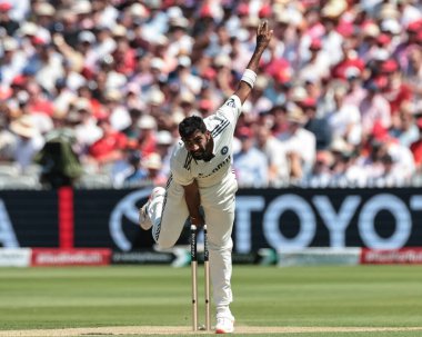 Hintli Jasprit Bumrah topu 3. Rothesay Test Maçı 'nda veriyor. 2. İngiltere - Hindistan - Lords, Londra, İngiltere, 11 Temmuz 2025