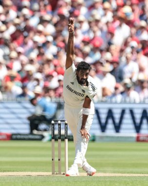 Hintli Jasprit Bumrah topu 3. Rothesay Test Maçı 'nda veriyor. 2. İngiltere - Hindistan - Lords, Londra, İngiltere, 11 Temmuz 2025