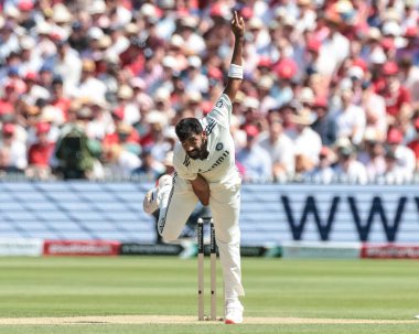Hintli Jasprit Bumrah topu 3. Rothesay Test Maçı 'nda veriyor. 2. İngiltere - Hindistan - Lords, Londra, İngiltere, 11 Temmuz 2025