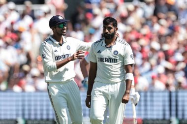 Hintli Jasprit Bumrah, İngiltere 'li Joe Root' un 3. Rothesay Test Maçı 2. İngiltere - Hindistan maçı sırasında İngiltere Lords, Londra, İngiltere, 11 Temmuz 2025 'te kalesini kutluyor.