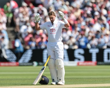 İngiltere 'den Joe Root, 3. Rothesay Test Maçı' nda 1 yüzyılı (100 koşu) kutluyor.