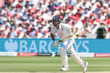 İngiltere 'den Brydon Carse, 3. Rothesay Test Maçı 2. İngiltere - Hindistan maçı sırasında Lords, Londra, İngiltere, 11 Temmuz 2025' te iki koşu yaptı.
