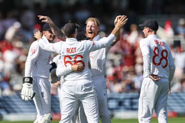 İngiltere 'den Joe Root, İngiltere' den Karun Nair 'in kalesini 3. Rothesay Test Maçı 2. İngiltere - Hindistan maçı sırasında İngiltere kaptanı Ben Stokes ile birlikte 11 Temmuz 2025' te Londra, İngiltere 'de kutluyor.