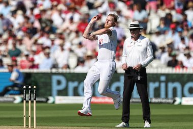 İngiltere kaptanı Ben Stokes topu 3. Rothesay Test Maçı 2. İngiltere - Hindistan maçı sırasında Londra, İngiltere, 11 Temmuz 2025 'te veriyor.
